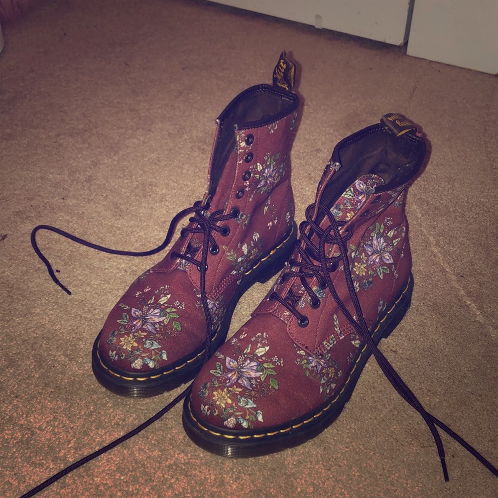 DR. MARTENS MAROON FLORAL BOOT